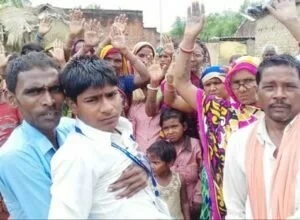 मिर्जापुर में प्रार्थना कर रहे बच्चों पर गिरा हाइटेंशन तार, दो छात्र झुलसे, ग्रामीणों ने किया प्रदर्शन