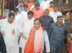 यूपी के उपमुख्यमंत्री ने विंध्यधाम में टेका मत्था, बोले-जब समय आएगा भगवान श्रीराम खुद अपने मंदिर का निर्माण करा लेंगे