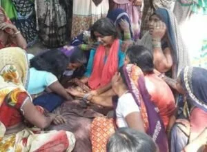 मिर्जापुरः दो पक्षों में खूनी संघर्ष, गोली लगने से महिला मौत, चक्का जाम, पथराव